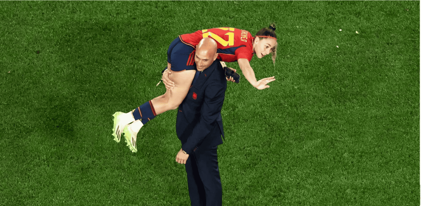 pain's women's football team will not play unless the boss is fired.
